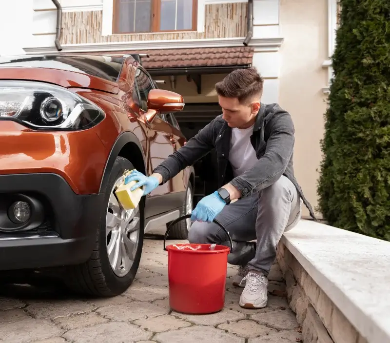 Lavage auto à domicile Montcourt-Fromonville : professionnel intervenant sur un véhicule